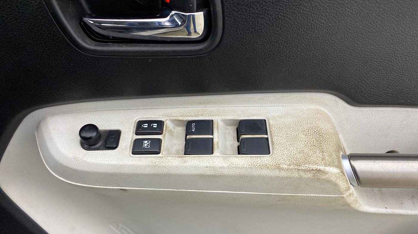 2017 Maruti IGNIS ALPHA 1.2 AMT, CNG, Automatic, 75,318 km, Driver Side Door Panels Control