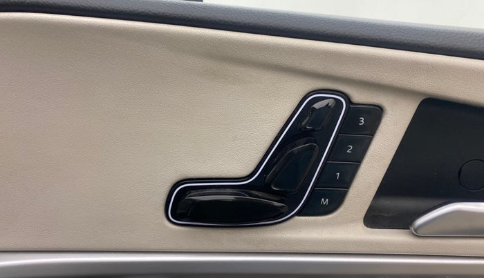 2023 Mahindra XUV700 AX 7 LUXURY D MT 7 STR, Diesel, Manual, 1,09,565 km, Driver Side Adjustment Panel