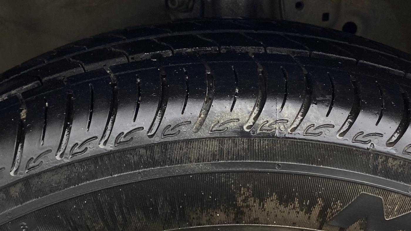 2014 Honda Amaze 1.2L I-VTEC E, Petrol, Manual, 1,15,030 km, Left Front Tyre Tread