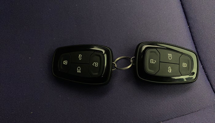 2023 Tata NEXON FEARLESS PURPLE + SUNROOF DUAL TONE 1.2 PETROL, Petrol, Manual, 27,101 km, Key Close Up