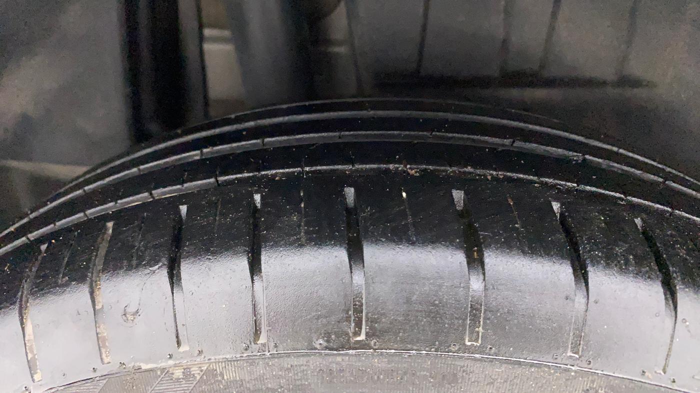 2022 Maruti Dzire ZXI AMT, Petrol, Automatic, 42,000 km, Right Rear Tyre Tread