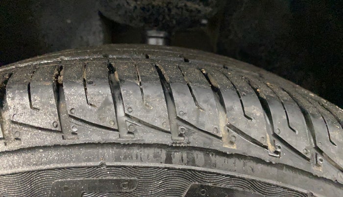 2013 Renault Duster 85 PS RXL DIESEL, Diesel, Manual, 1,49,882 km, Left Front Tyre Tread