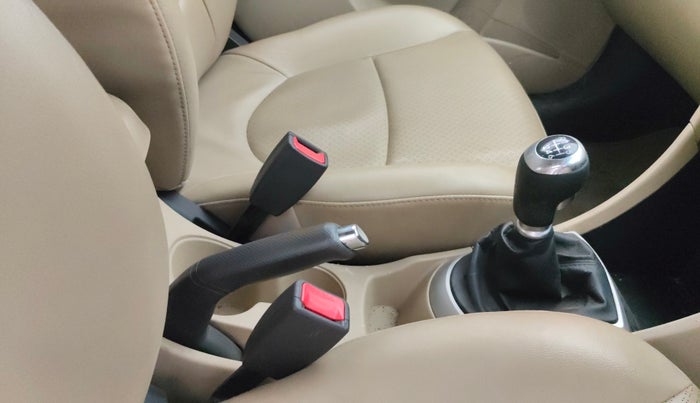 2013 Hyundai Verna FLUIDIC 1.6 CRDI SX OPT, Diesel, Manual, 86,285 km, Gear Lever