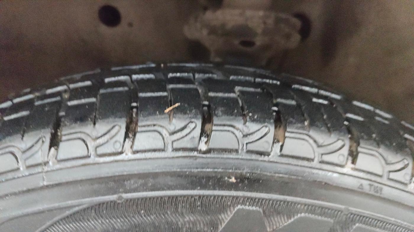 2016 Maruti Wagon R 1.0 VXI AMT, Petrol, Automatic, 96,800 km, Left Front Tyre Tread