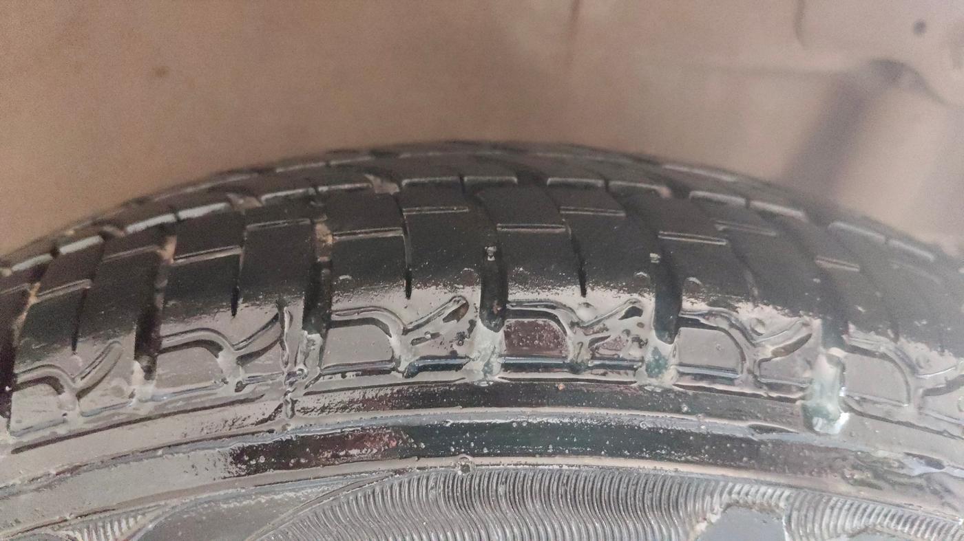 2016 Maruti Wagon R 1.0 VXI AMT, Petrol, Automatic, 96,800 km, Right Front Tyre Tread