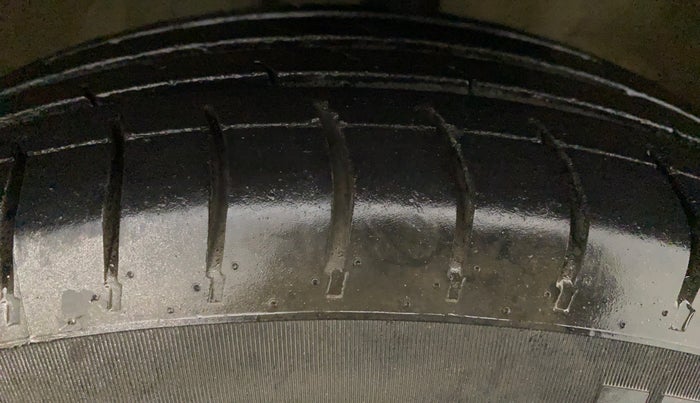 2010 Maruti Swift VXI, Petrol, Manual, 85,547 km, Right Rear Tyre Tread