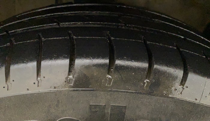 2010 Maruti Swift VXI, Petrol, Manual, 85,547 km, Right Front Tyre Tread