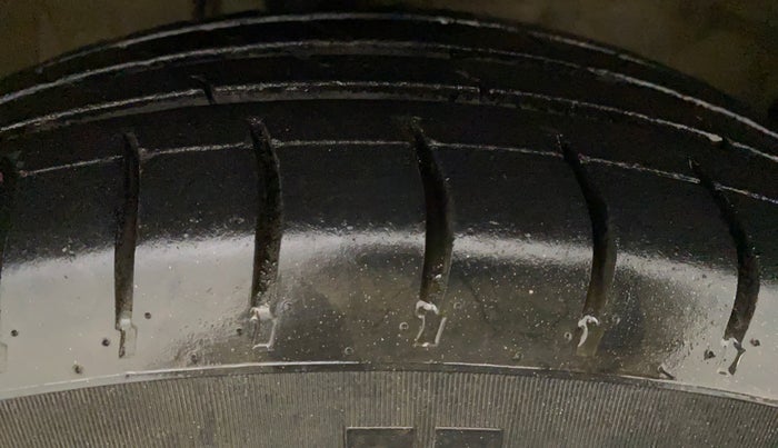 2010 Maruti Swift VXI, Petrol, Manual, 85,547 km, Left Rear Tyre Tread