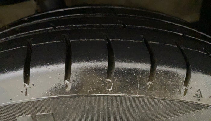 2010 Maruti Swift VXI, Petrol, Manual, 85,547 km, Left Front Tyre Tread