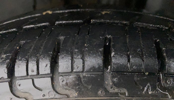 2016 Renault Kwid RXT 1.0, Petrol, Manual, 27,985 km, Left Front Tyre Tread