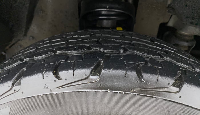 2018 Mahindra TUV300 T8, Diesel, Manual, 26,289 km, Right Front Tyre Tread