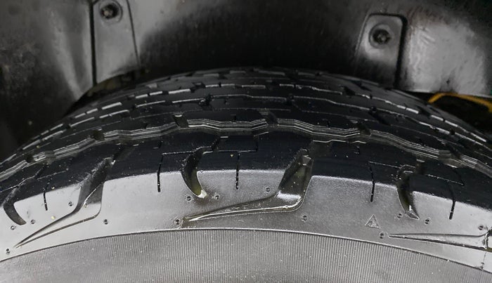 2018 Mahindra TUV300 T8, Diesel, Manual, 26,289 km, Right Rear Tyre Tread
