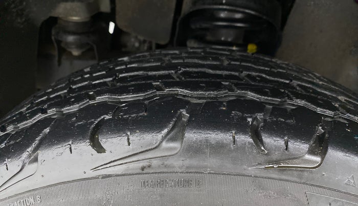 2018 Mahindra TUV300 T8, Diesel, Manual, 26,289 km, Left Front Tyre Tread