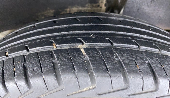 2015 Renault Kwid RXT, Petrol, Manual, 39,341 km, Left Rear Tyre Tread