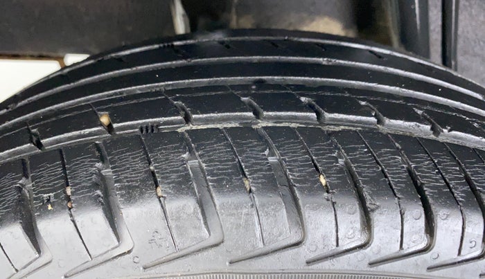 2015 Renault Kwid RXT, Petrol, Manual, 39,341 km, Right Rear Tyre Tread