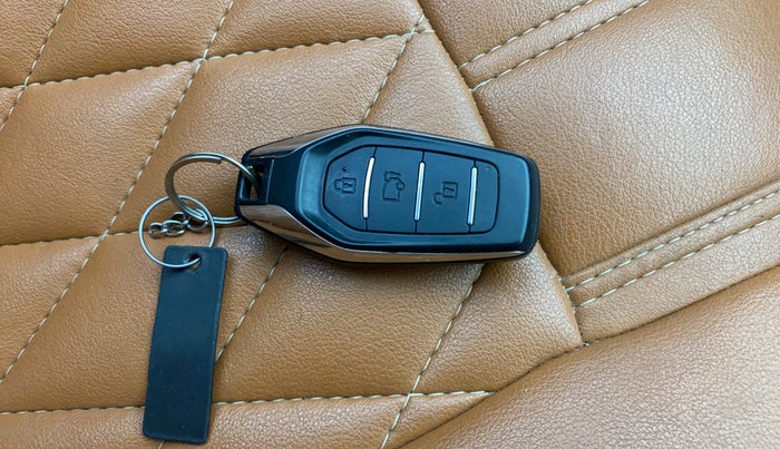 2020 Mahindra XUV500 W7 AT, Diesel, Automatic, 73,825 km, Key Close Up