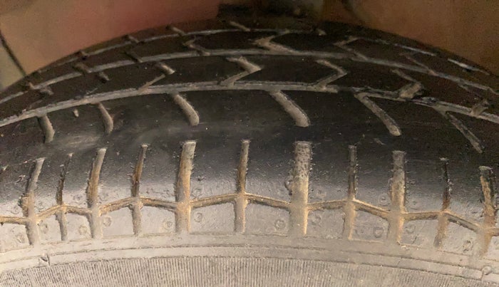 2011 Maruti Swift VXI, Petrol, Manual, 95,333 km, Left Front Tyre Tread