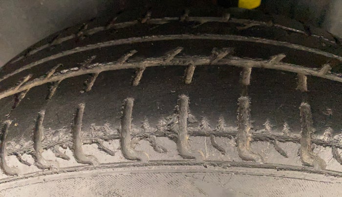 2011 Maruti Swift VXI, Petrol, Manual, 95,333 km, Left Rear Tyre Tread