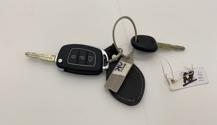 2025 Hyundai VENUE S 1.2, Petrol, Manual, 6,192 km, Key Close Up