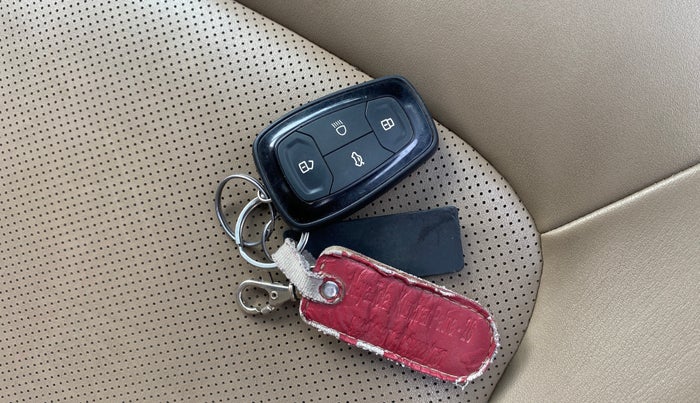 2022 Tata NEXON XZ PLUS (PREMIUM) KAZIRANGA PETROL, CNG, Manual, 97,980 km, Key Close Up