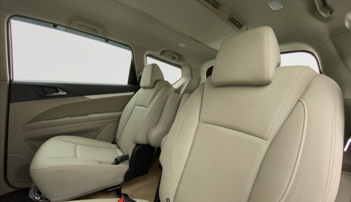 2018 Mahindra MARAZZO M8 7 STR, Diesel, Manual, 25,614 km, Right Side Rear Door Cabin