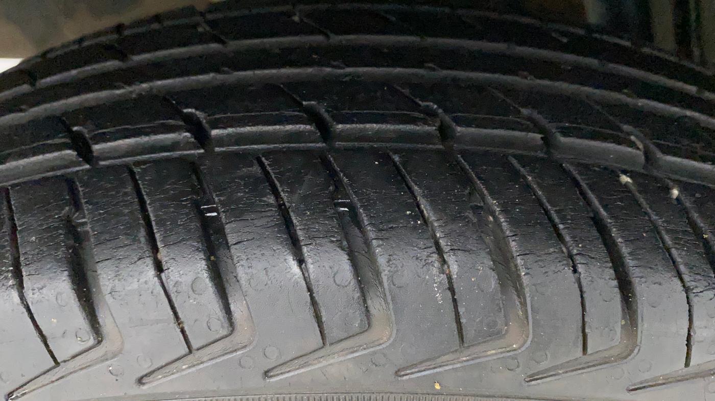 2016 Renault Kwid RXT 1.0 AMT (O), Petrol, Automatic, 26,388 km, Right Rear Tyre Tread