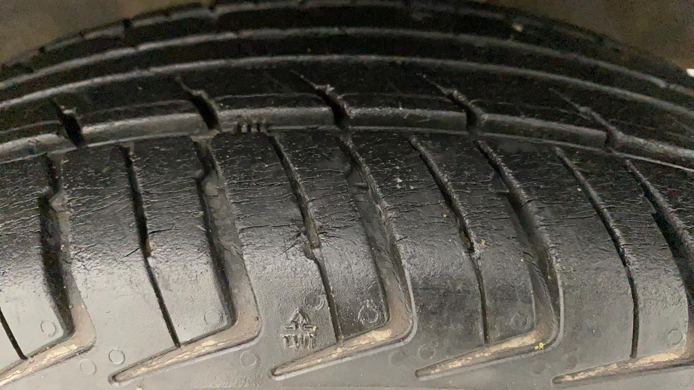 2016 Renault Kwid RXT 1.0 AMT (O), Petrol, Automatic, 26,388 km, Left Rear Tyre Tread