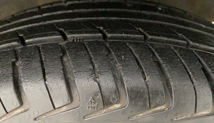 2016 Renault Kwid RXT 1.0 AMT (O), Petrol, Automatic, 26,388 km, Left Rear Tyre Tread