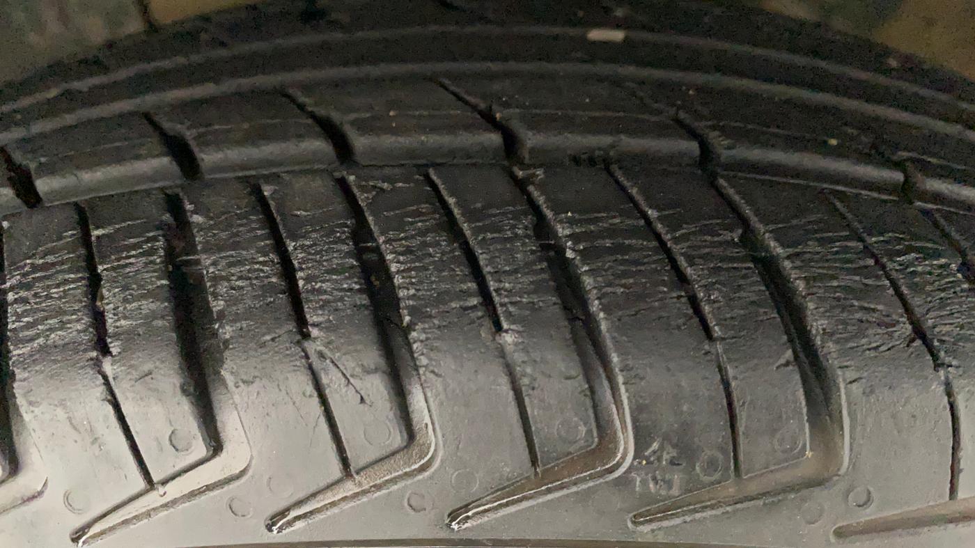 2016 Renault Kwid RXT 1.0 AMT (O), Petrol, Automatic, 26,388 km, Left Front Tyre Tread