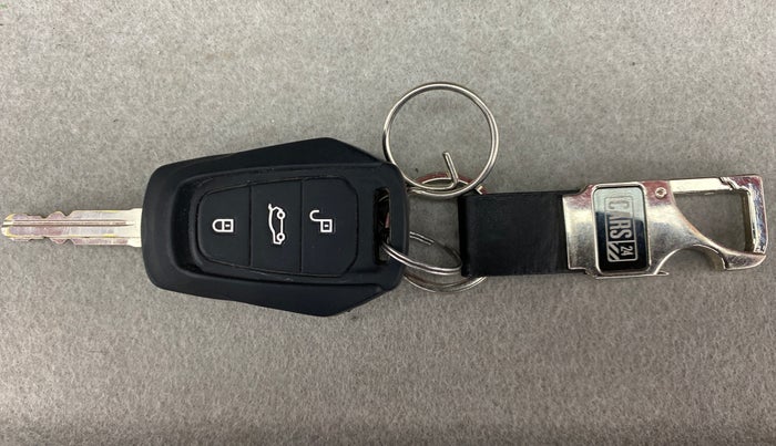 2016 Mahindra Kuv100 K8 D 6 STR, Diesel, Manual, 38,867 km, Key Close Up