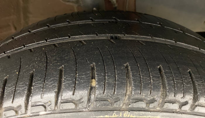 2016 Mahindra Kuv100 K8 D 6 STR, Diesel, Manual, 38,867 km, Right Front Tyre Tread