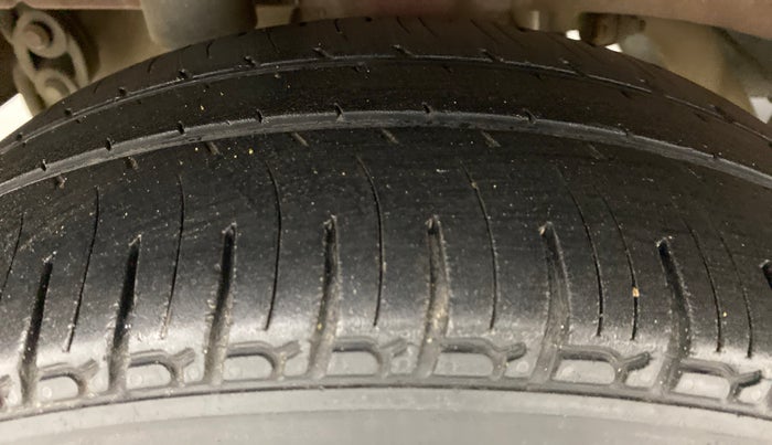 2016 Mahindra Kuv100 K8 D 6 STR, Diesel, Manual, 38,867 km, Right Rear Tyre Tread