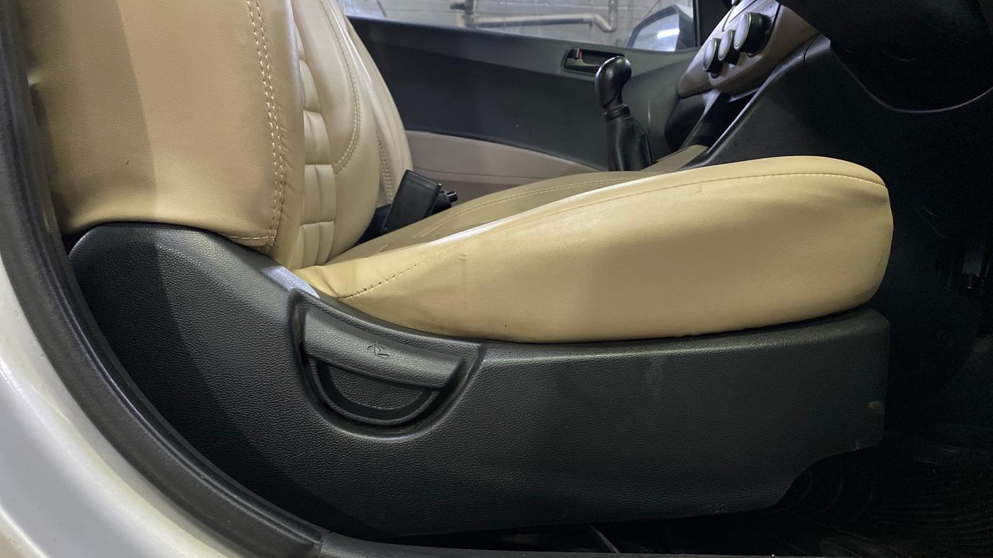 2019 Hyundai Xcent S 1.2, Petrol, Manual, 98,203 km, Driver Side Adjustment Panel