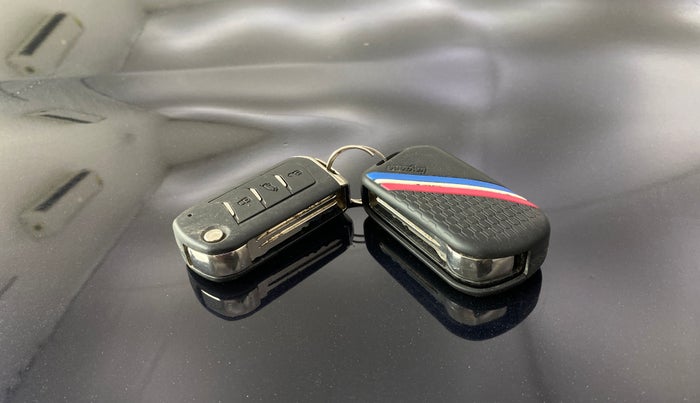 2022 Mahindra XUV700 AX 7 LUXURY P AT 7 STR, Petrol, Automatic, 89,205 km, Key Close Up