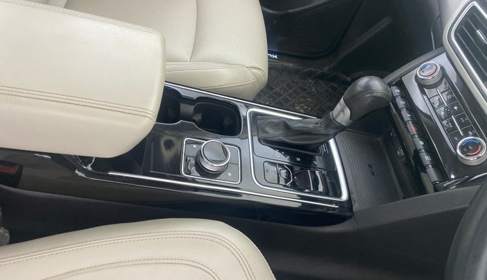 2022 Mahindra XUV700 AX 7 LUXURY P AT 7 STR, Petrol, Automatic, 89,205 km, Gear Lever