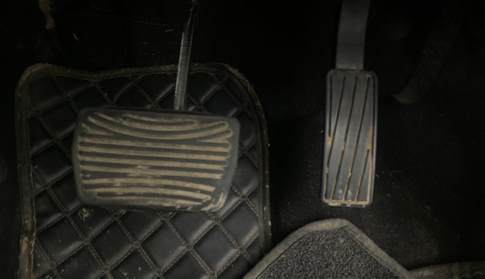 2022 Mahindra XUV700 AX 7 LUXURY P AT 7 STR, Petrol, Automatic, 89,205 km, Pedals