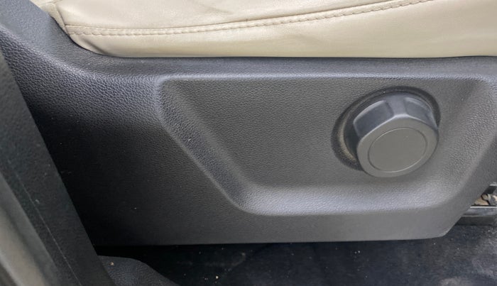 2022 Mahindra XUV700 AX 7 LUXURY P AT 7 STR, Petrol, Automatic, 89,205 km, Driver Side Adjustment Panel