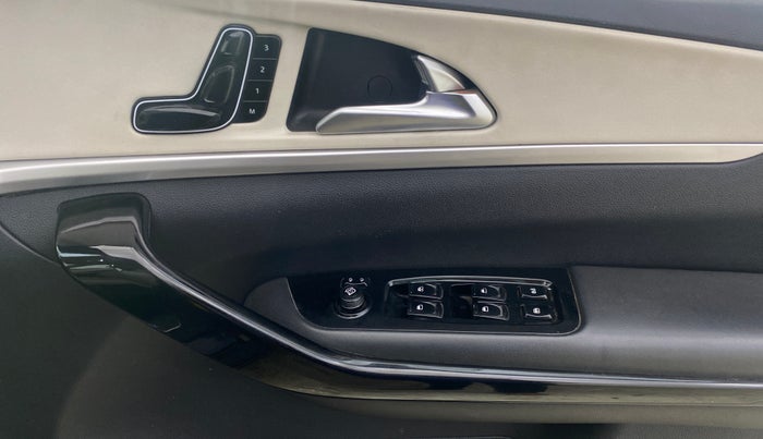 2022 Mahindra XUV700 AX 7 LUXURY P AT 7 STR, Petrol, Automatic, 89,205 km, Driver Side Door Panels Control