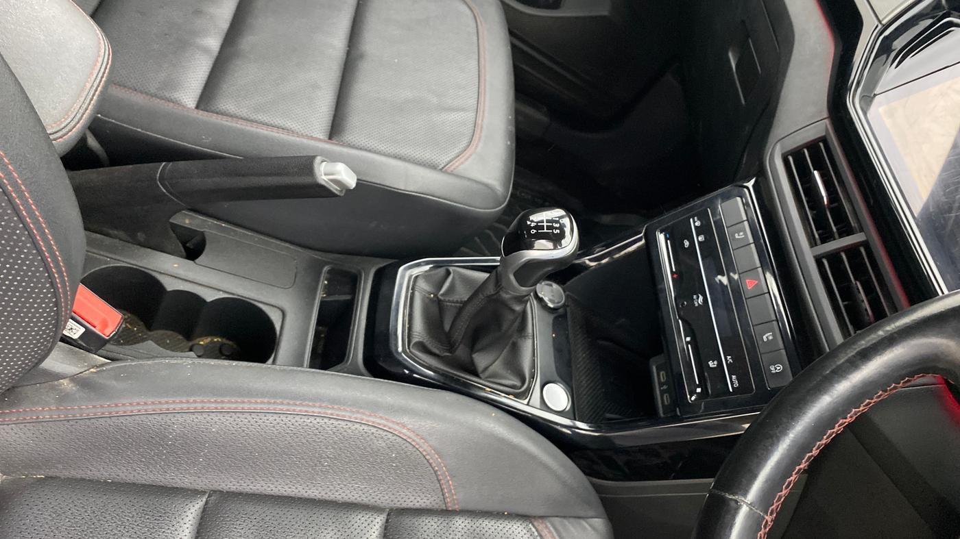 2024 Volkswagen TAIGUN  GT PLUS 1.5 TSI MT, Petrol, Manual, 22,982 km, Gear Lever