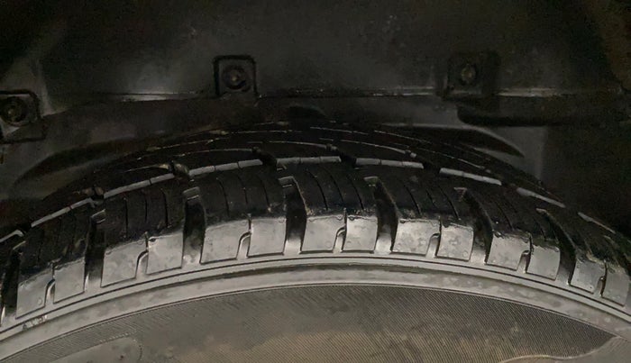 2017 Tata Hexa XT 4X2 6 STR, Diesel, Manual, 91,455 km, Left Rear Tyre Tread