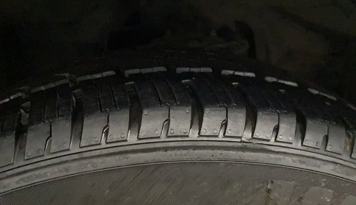 2017 Tata Hexa XT 4X2 6 STR, Diesel, Manual, 91,455 km, Right Front Tyre Tread