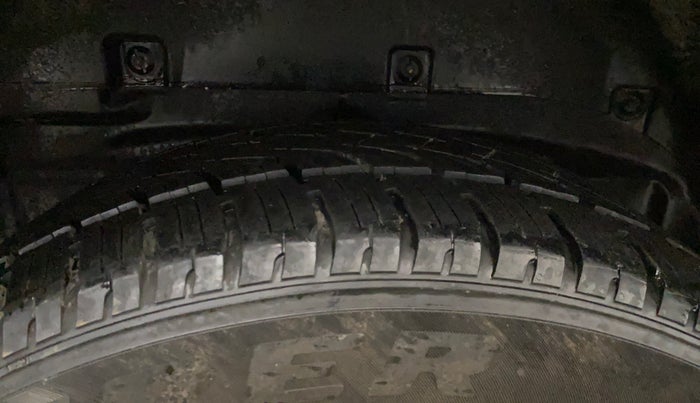 2017 Tata Hexa XT 4X2 6 STR, Diesel, Manual, 91,455 km, Right Rear Tyre Tread