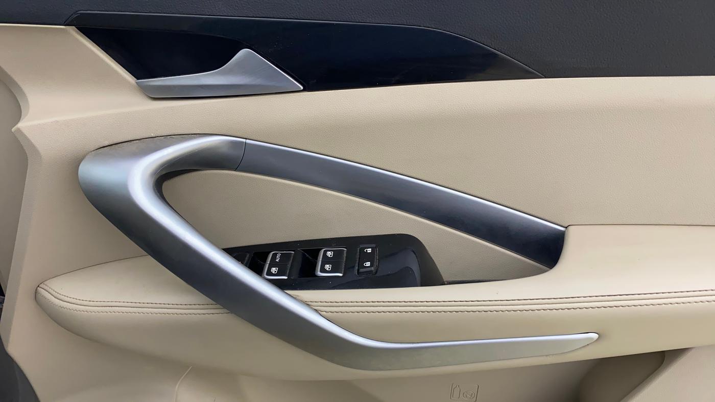 2021 MG HECTOR SHARP 1.5 PETROL CVT, Petrol, Automatic, 99,876 km, Driver Side Door Panels Control