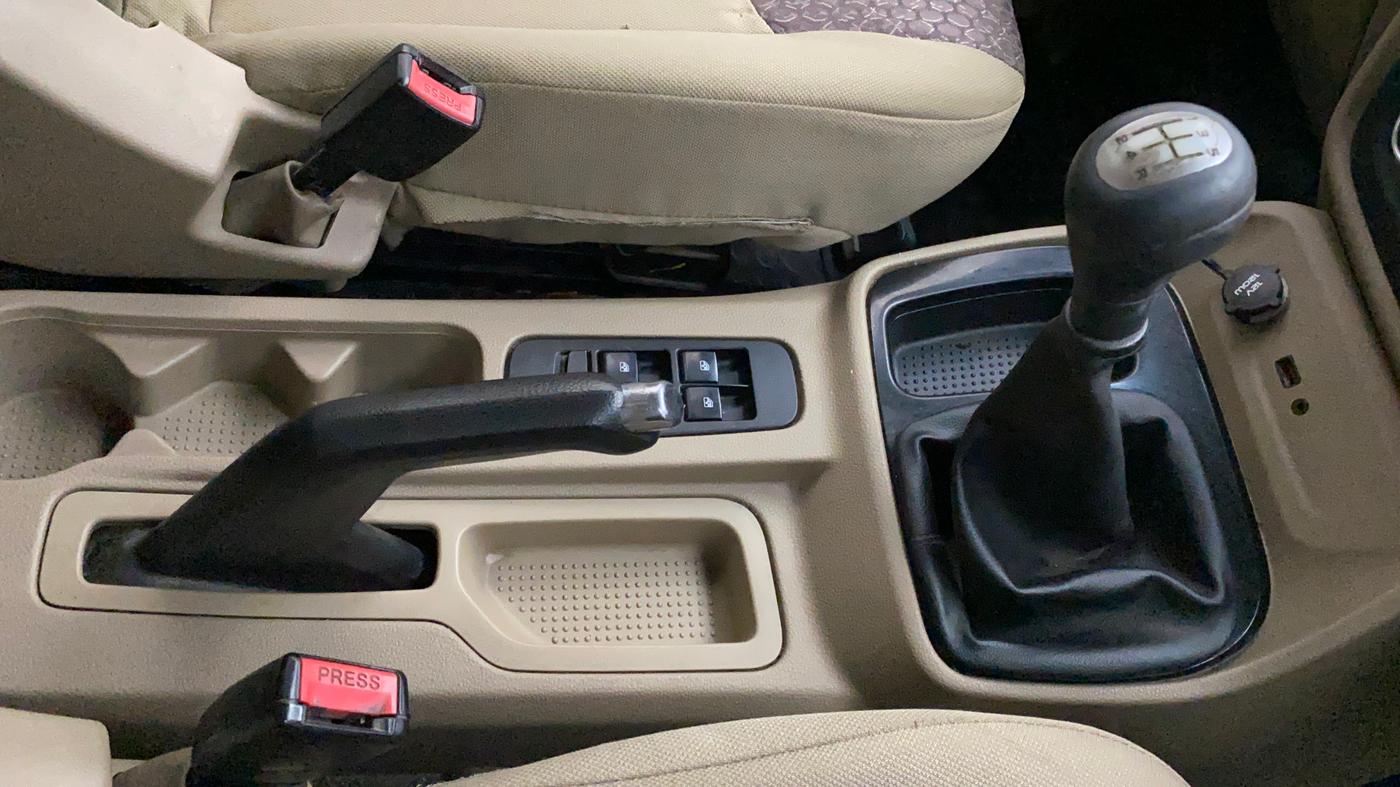 2016 Mahindra TUV300 T8, Diesel, Manual, 98,798 km, Gear Lever