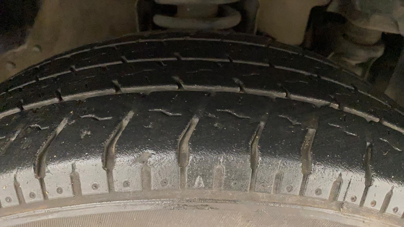 2016 Mahindra TUV300 T8, Diesel, Manual, 98,798 km, Right Front Tyre Tread