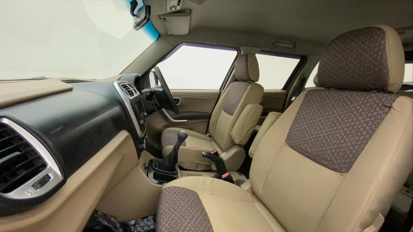 2016 Mahindra TUV300 T8, Diesel, Manual, 98,798 km, Right Side Front Door Cabin