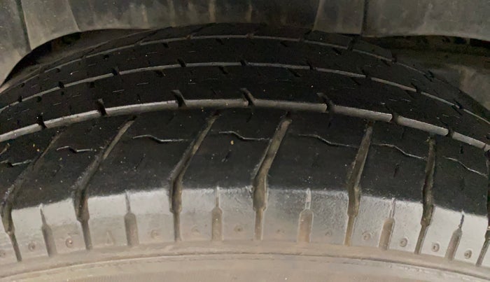 2016 Mahindra TUV300 T8, Diesel, Manual, 98,798 km, Right Rear Tyre Tread