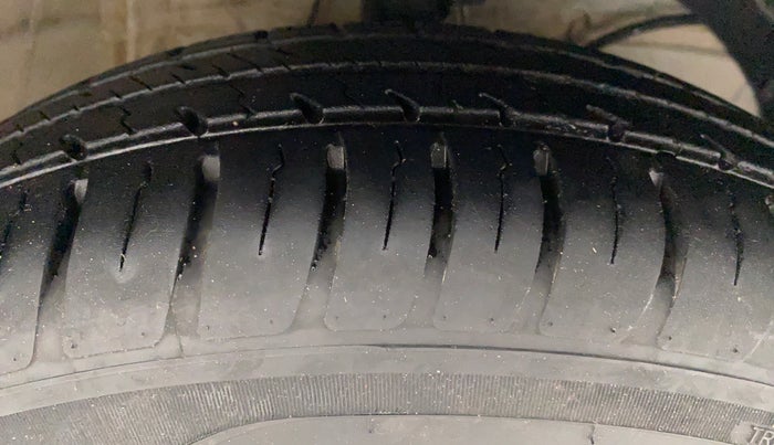 2020 Maruti Swift LXI, Petrol, Manual, 10,679 km, Right Front Tyre Tread