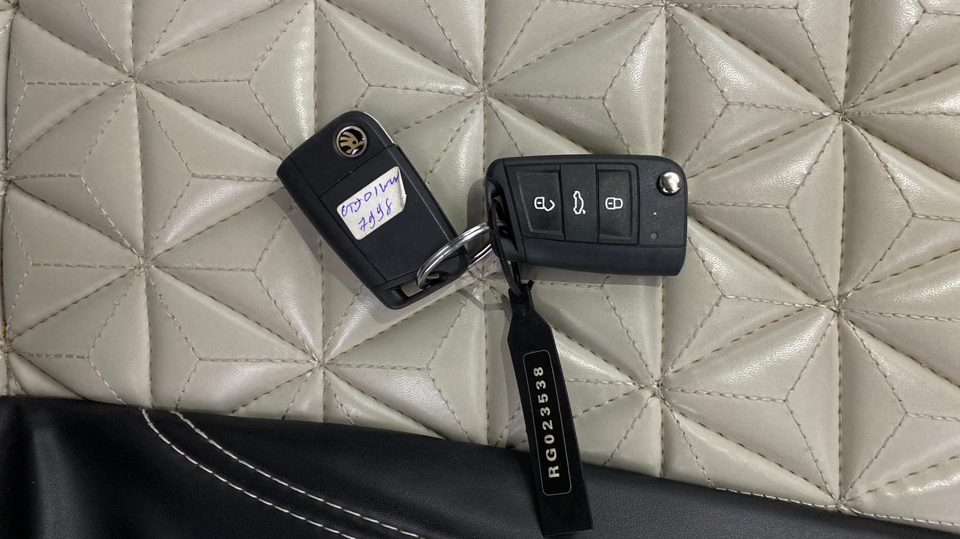 2024 Skoda SLAVIA ACTIVE 1.0L TSI MT, Petrol, Manual, 32,819 km, Key Close Up