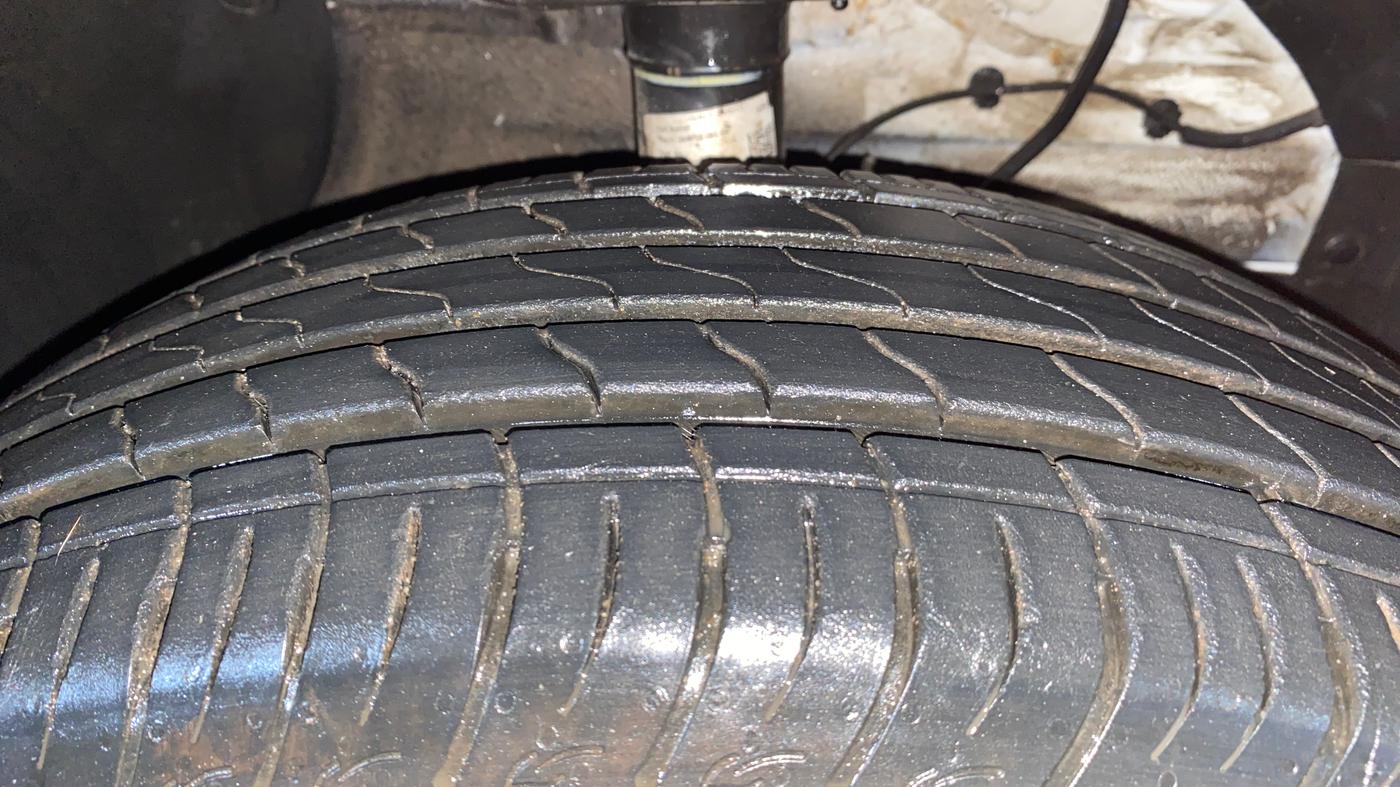 2024 Maruti BREZZA VXI AT SMART HYBRID, Petrol, Automatic, 5,003 km, Right Front Tyre Tread